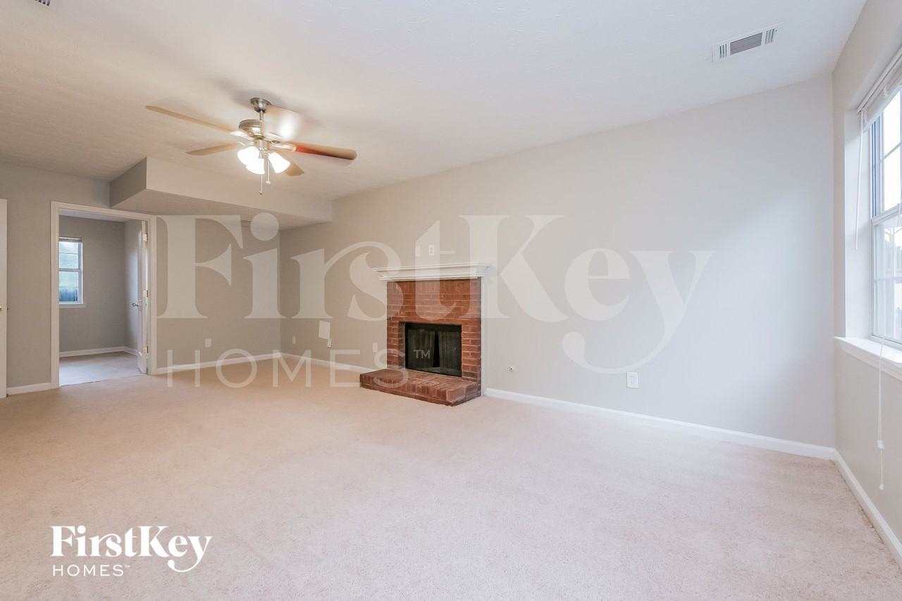 161 Solomon Dr - Photo 3 of 15