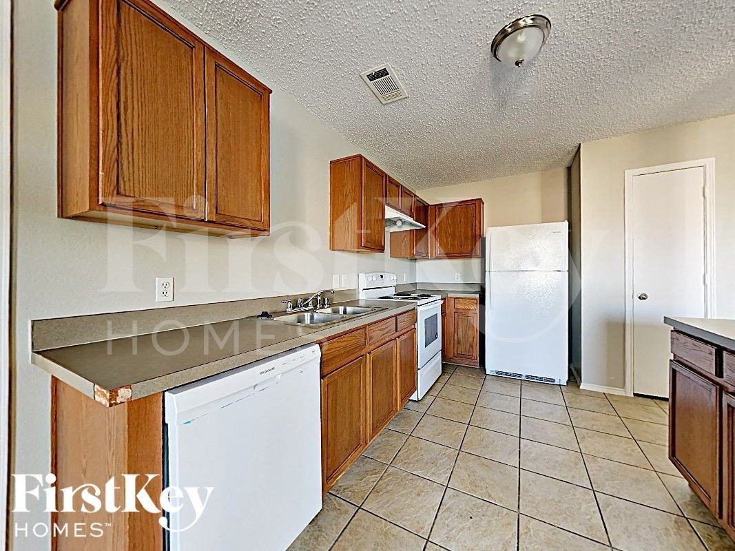 1600 Shady Shores Dr - Photo 4 of 16