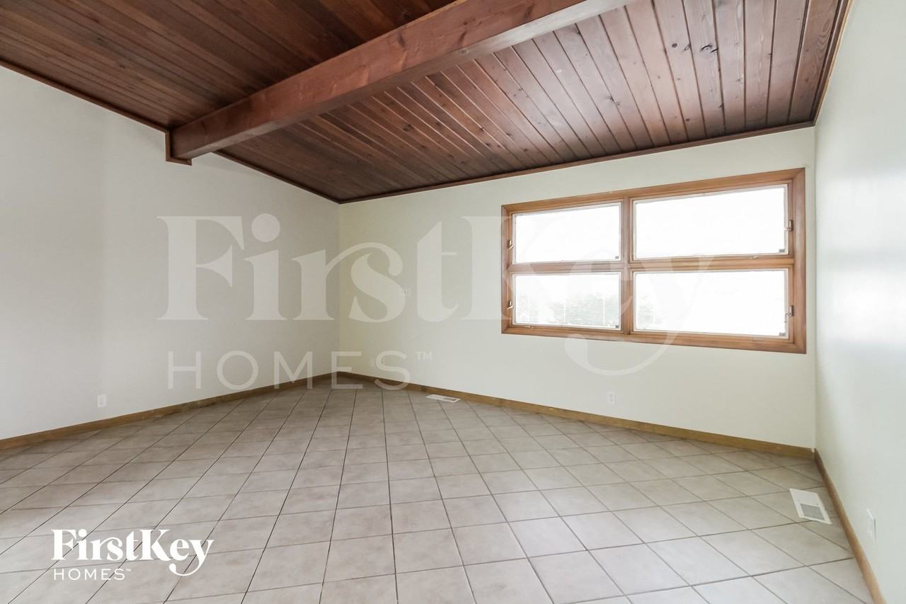 1054 Kenmore Ave - Photo 4 of 14