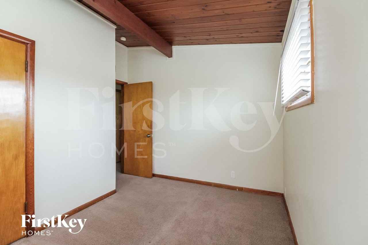 1054 Kenmore Ave - Photo 7 of 14