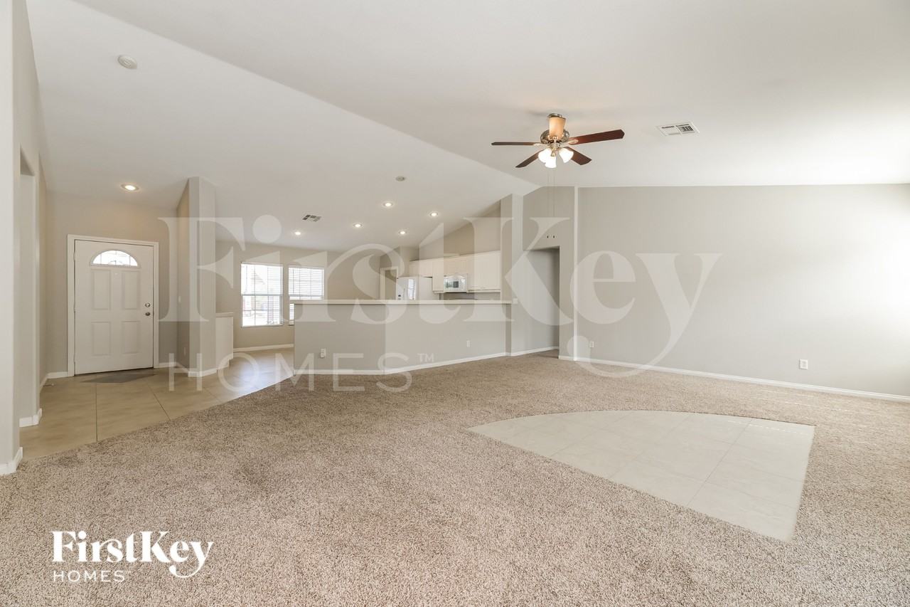 1049 Silver Star St - Photo 4 of 16