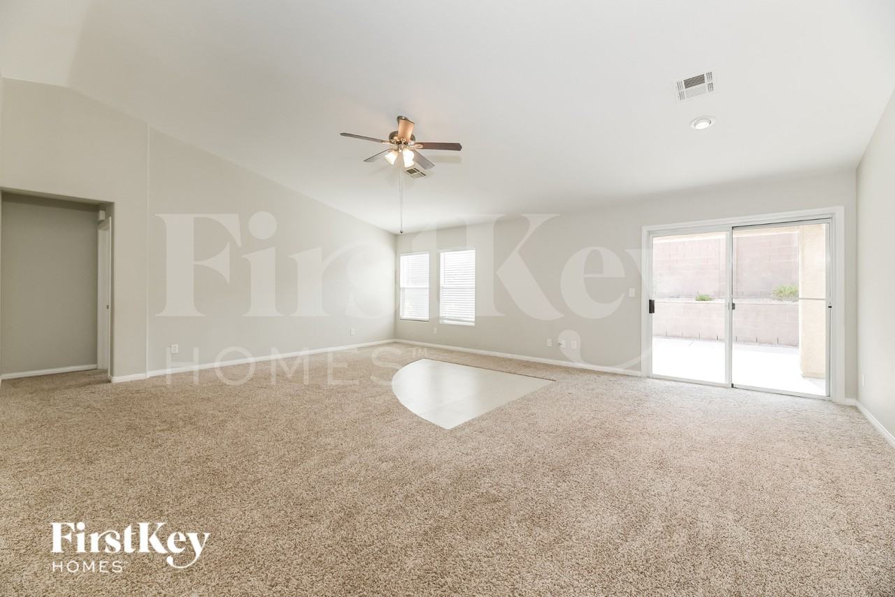 1049 Silver Star St - Photo 5 of 16