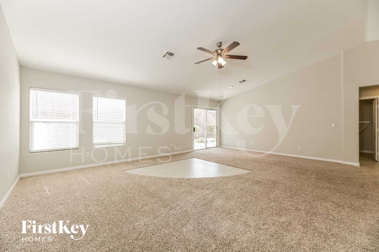 1049 Silver Star St - Photo 6 of 16