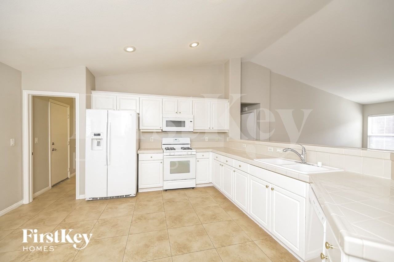 1049 Silver Star St - Photo 7 of 16