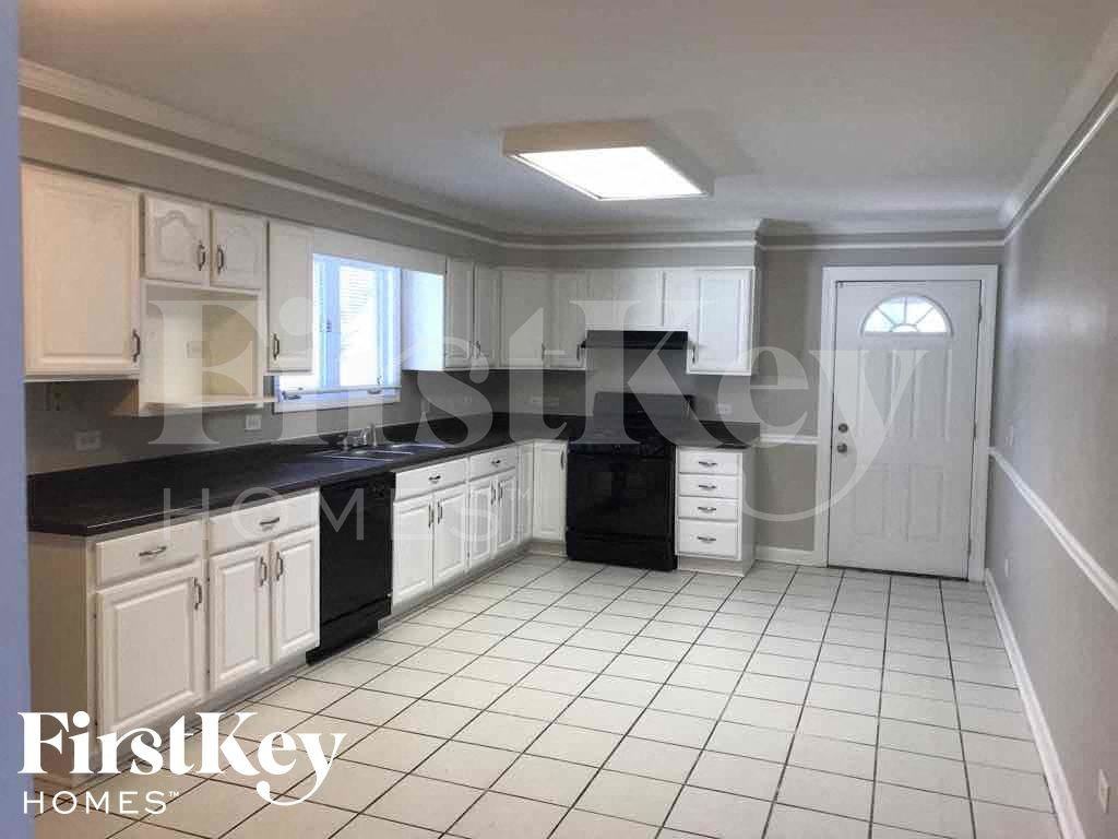 100 S Dilger Ave - Photo 4 of 15