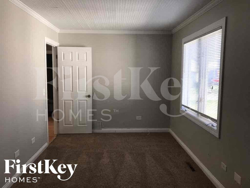 100 S Dilger Ave - Photo 5 of 15