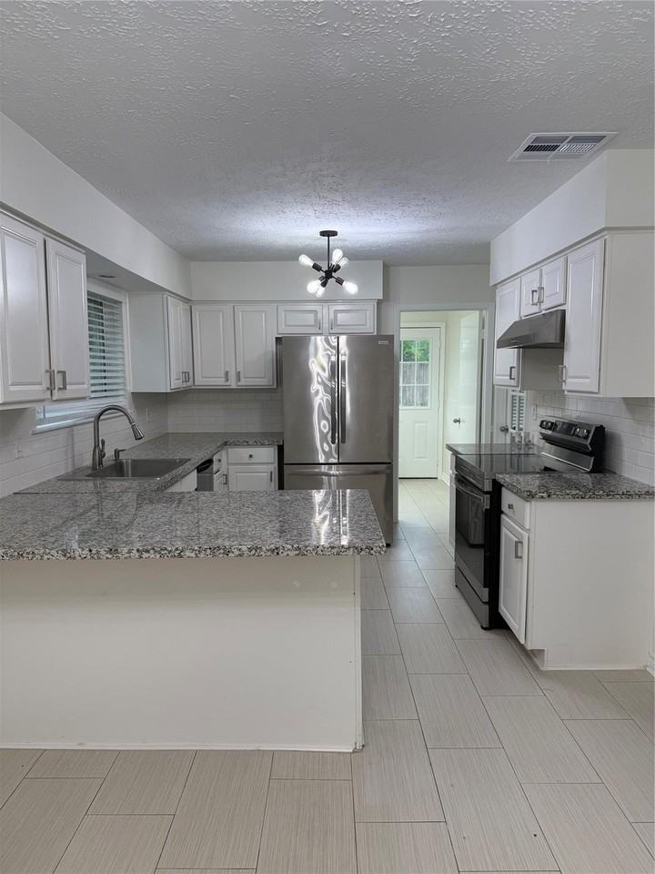 2318 Aprilmont Dr - Photo 2 of 18