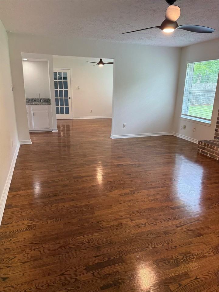 2318 Aprilmont Dr - Photo 4 of 18