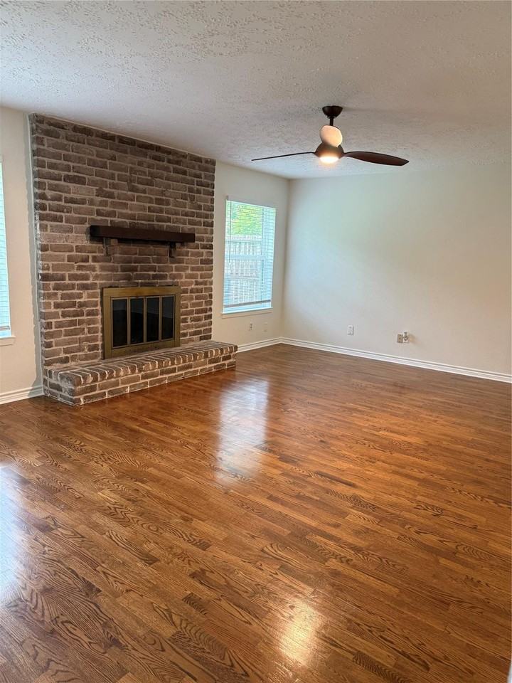 2318 Aprilmont Dr - Photo 5 of 18