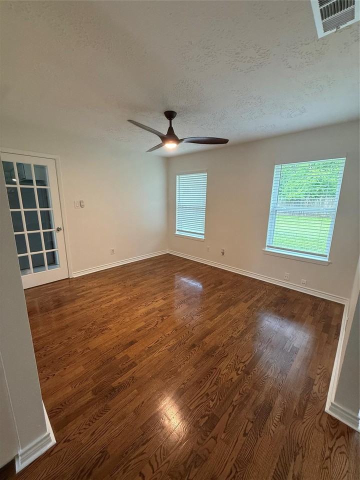 2318 Aprilmont Dr - Photo 6 of 18