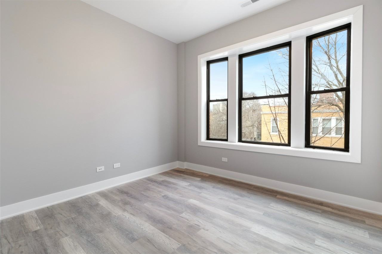859 N Hoyne Ave #2B - Photo 2 of 7