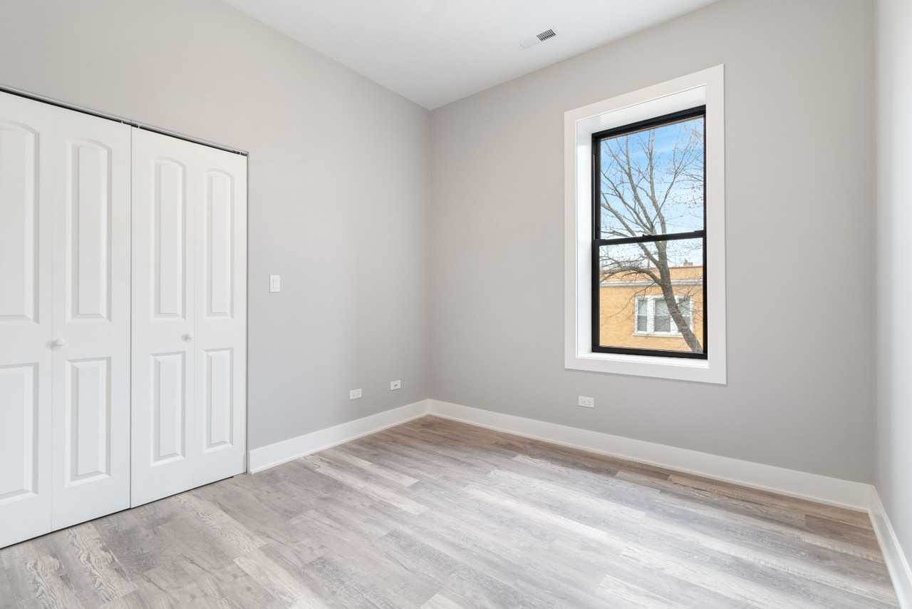 859 N Hoyne Ave #2B - Photo 4 of 7
