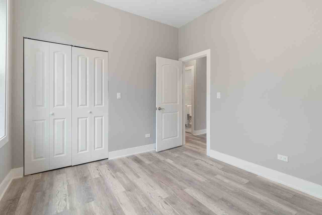 859 N Hoyne Ave #2B - Photo 5 of 7