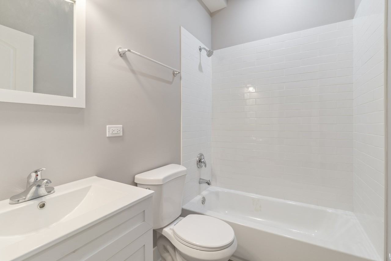 859 N Hoyne Ave #2B - Photo 6 of 7