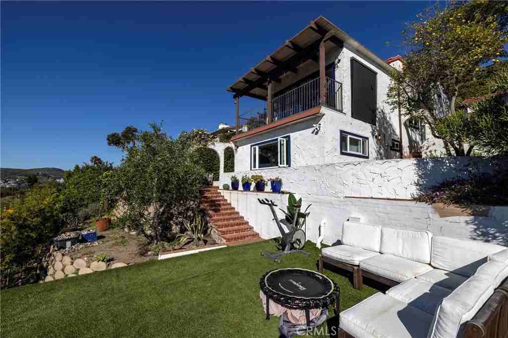 1082 Temple Hills Dr - Photo 2 of 33