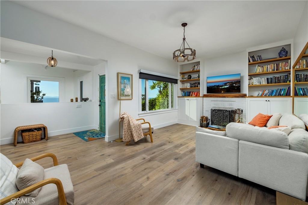 1082 Temple Hills Dr - Photo 7 of 33