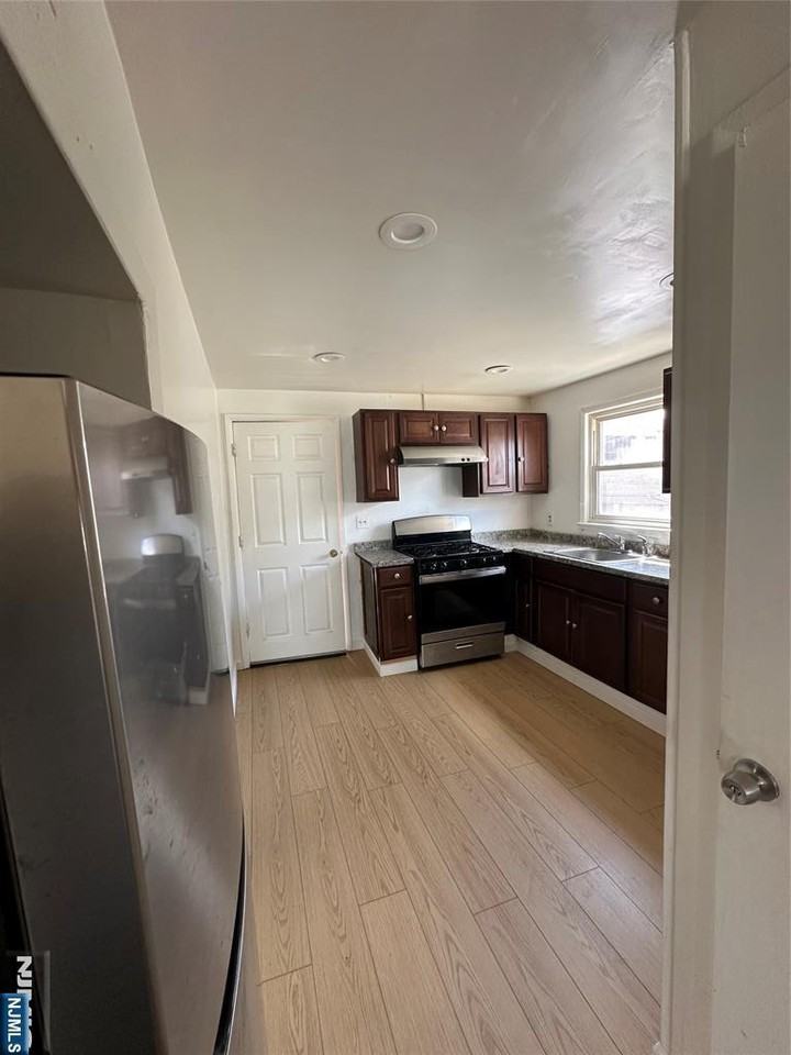 224 Bergen Ave ##3 - Photo 4 of 9
