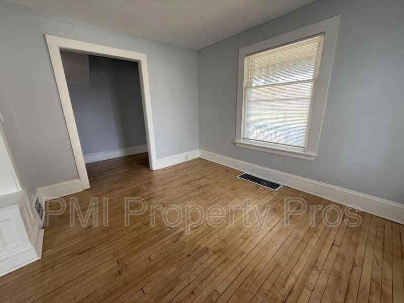 3109 W Walnut St - Photo 2 of 16