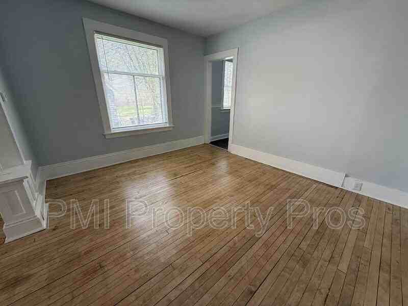 3109 W Walnut St - Photo 3 of 16