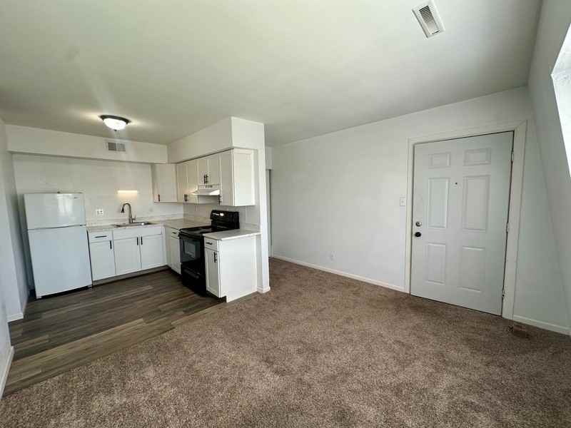 1440 Meadowview Dr #10 - Photo 3 of 10