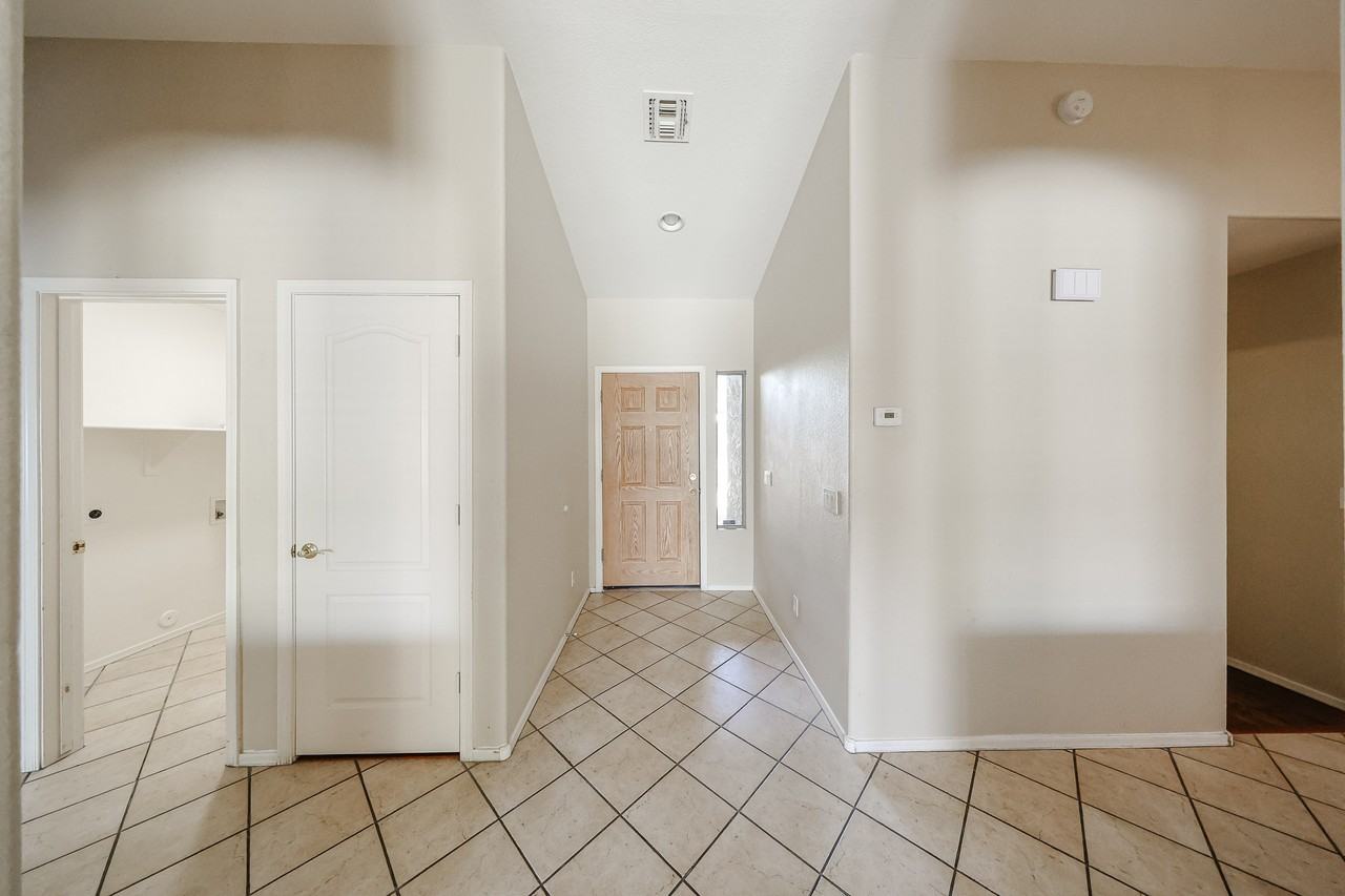 1623 E Wildhorse Pl - Photo 4 of 38