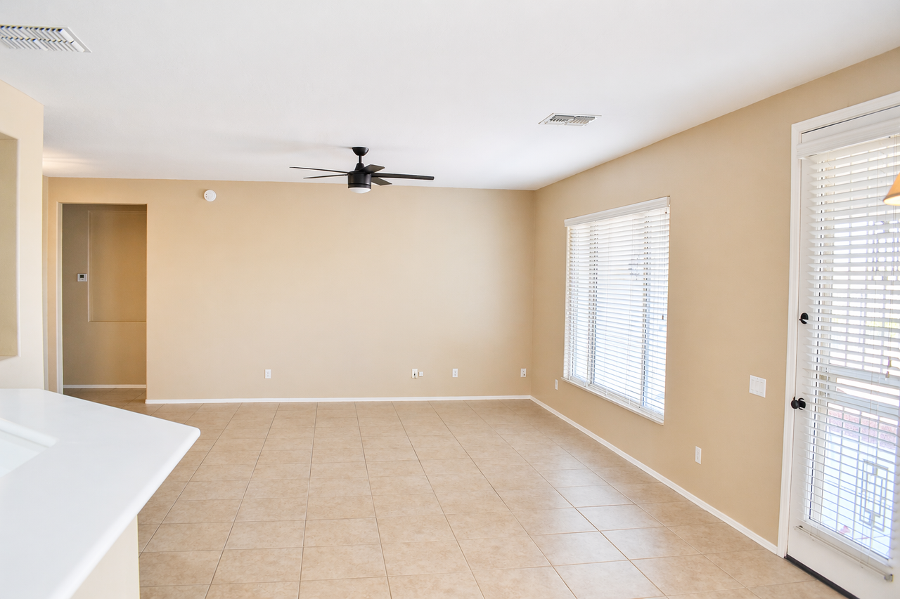 12910 W Junipero Dr - Photo 4 of 22