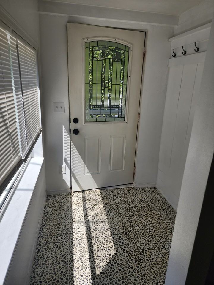 1409 W Railroad Ave #A - Photo 3 of 10