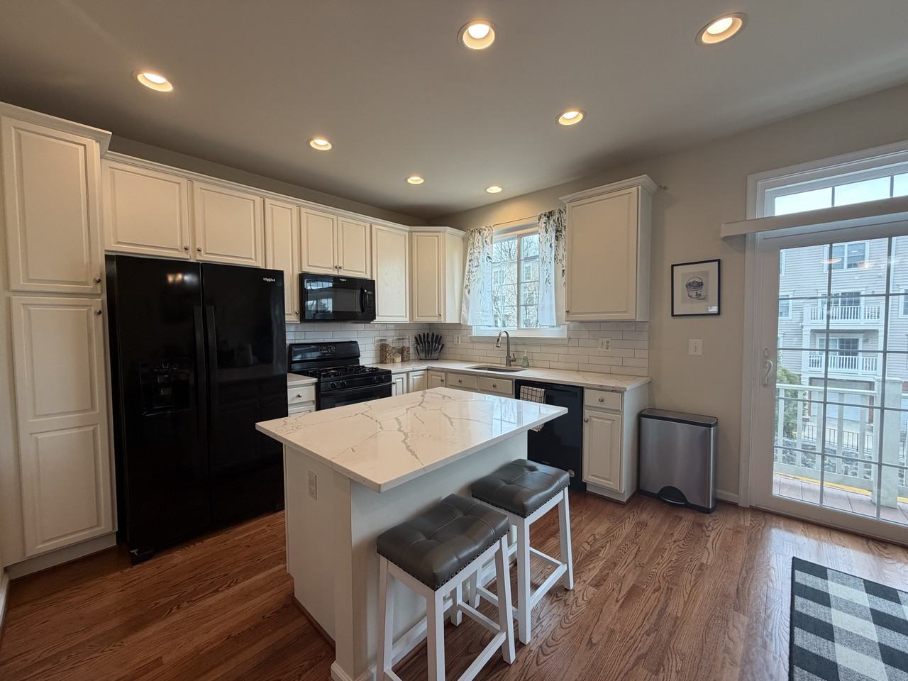 4587 Derring Ln - Photo 4 of 18