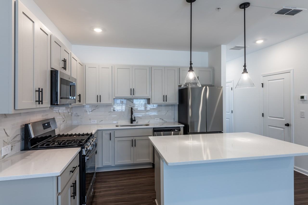 5542 Highland St - Photo 2 of 40