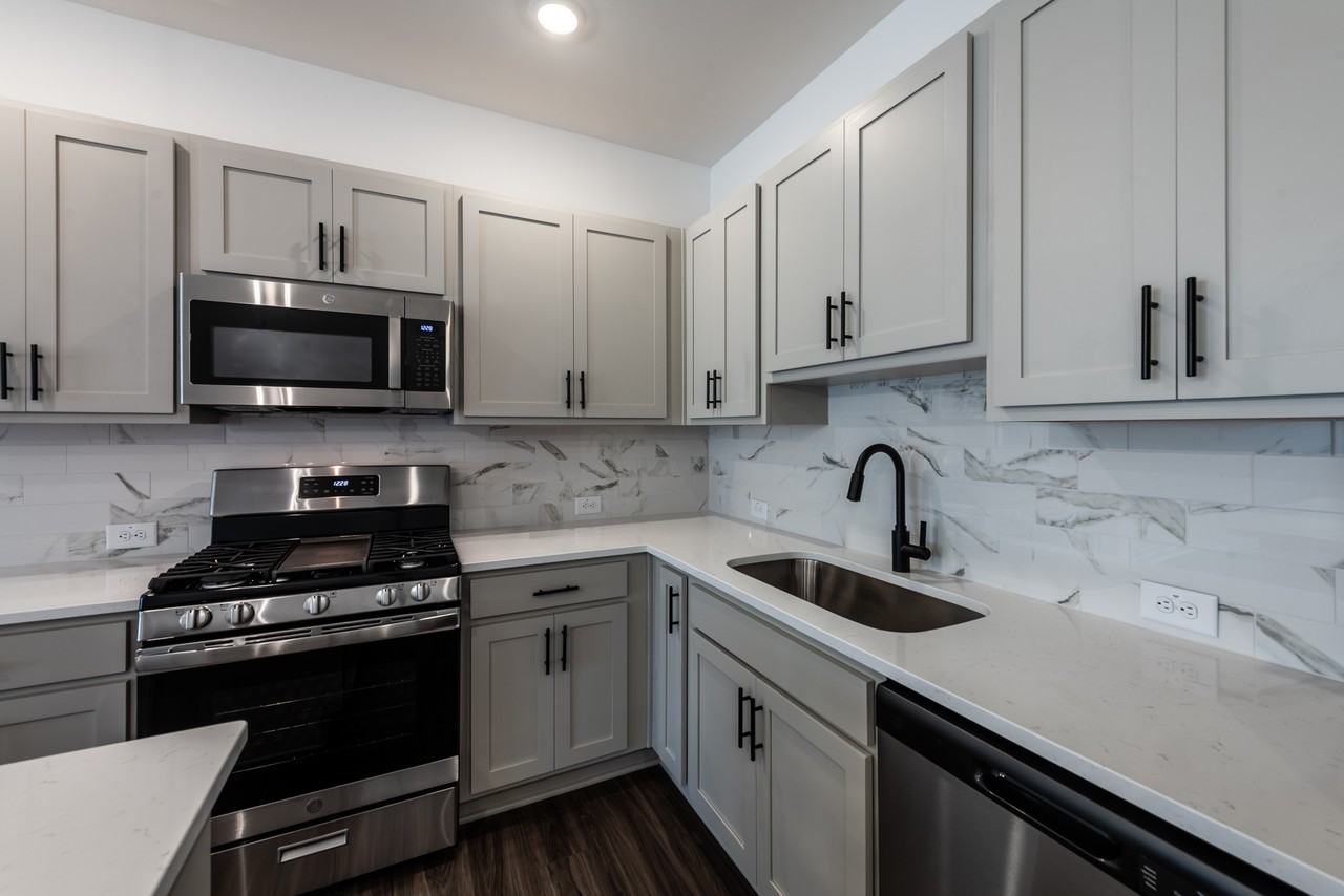 5542 Highland St - Photo 3 of 40