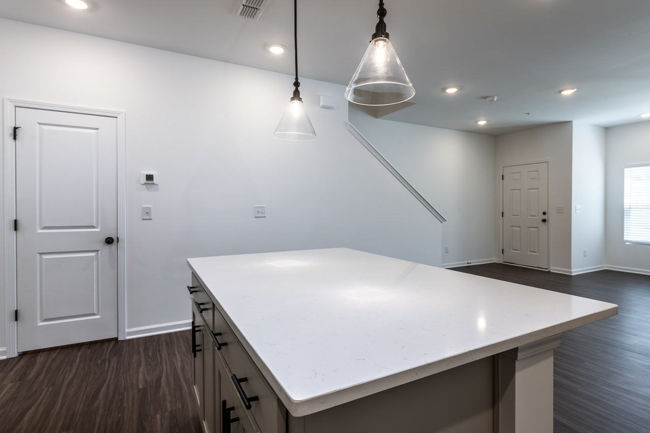 5542 Highland St - Photo 4 of 40