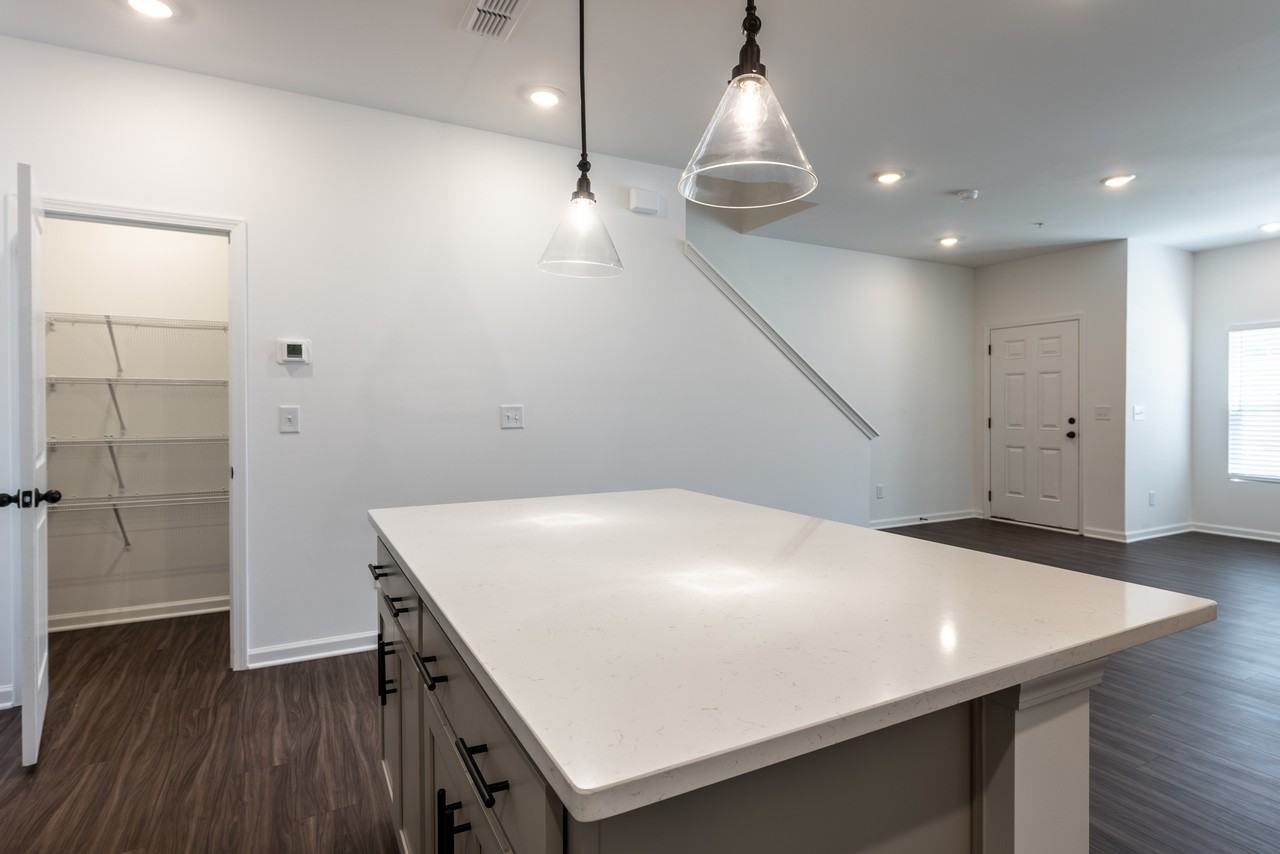 5542 Highland St - Photo 5 of 40