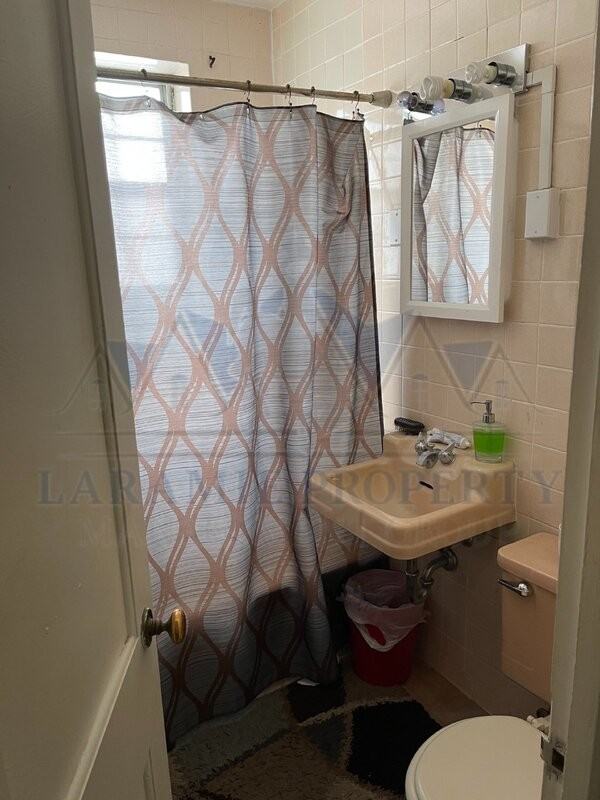 1010 E Grand Ave #4 - Photo 3 of 9