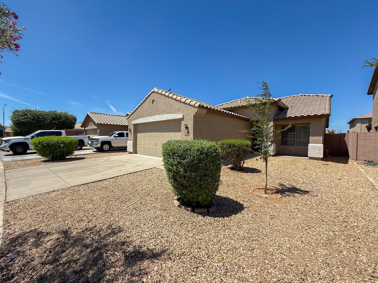 11322 W Buchanan St - Photo 3 of 28