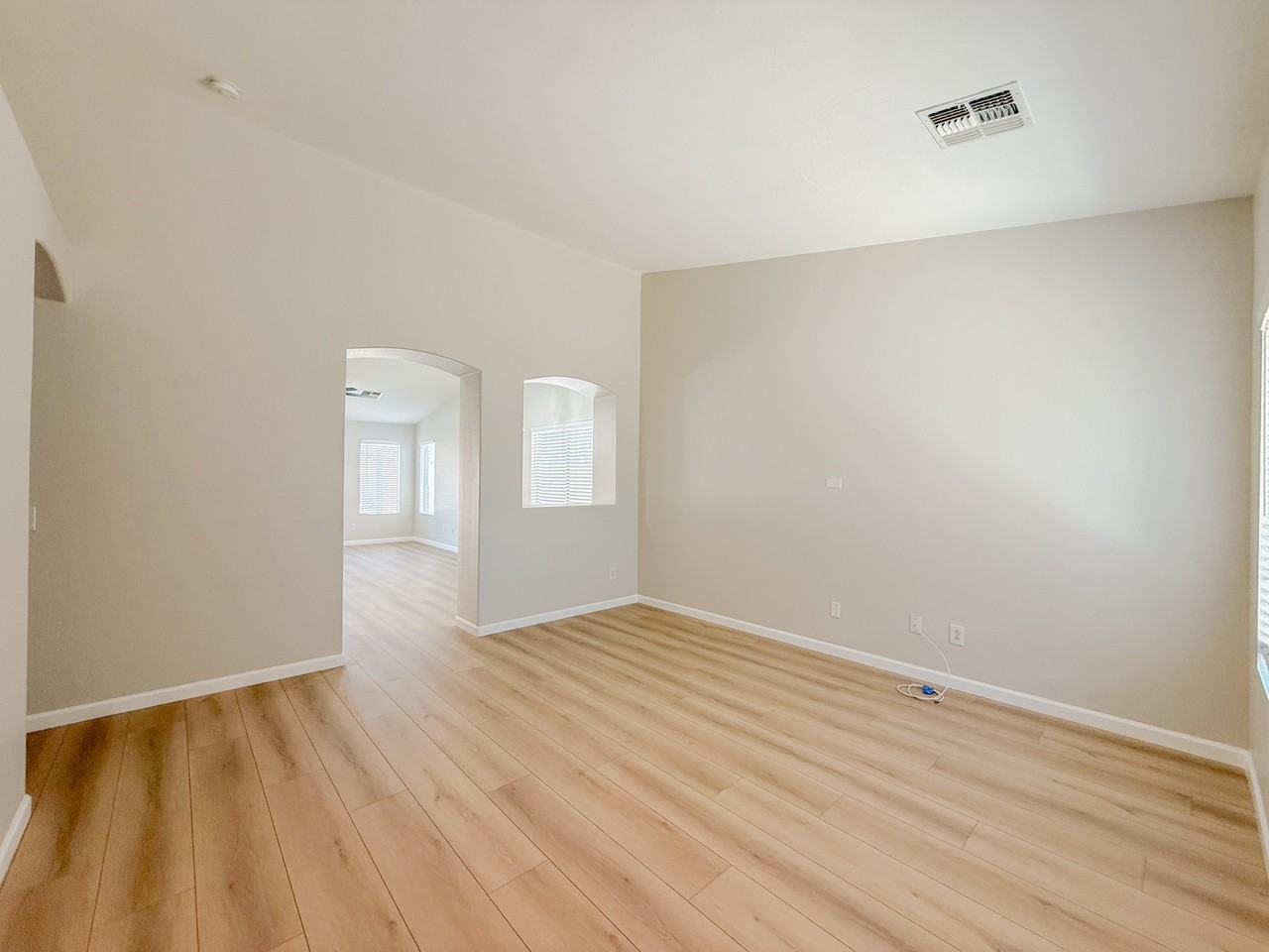 11322 W Buchanan St - Photo 4 of 28