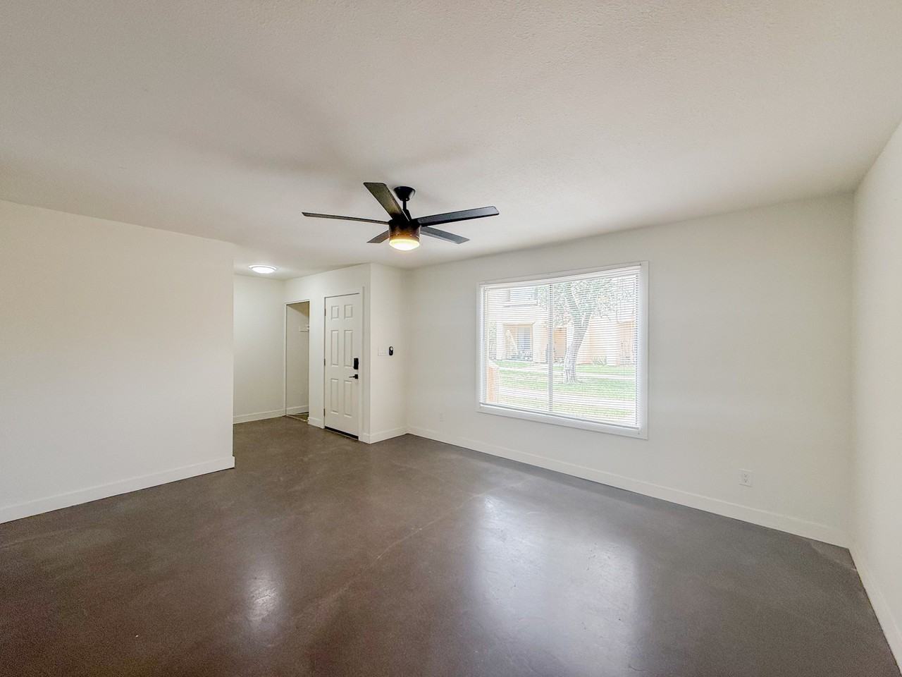 4440 W Solano Dr N - Photo 5 of 38