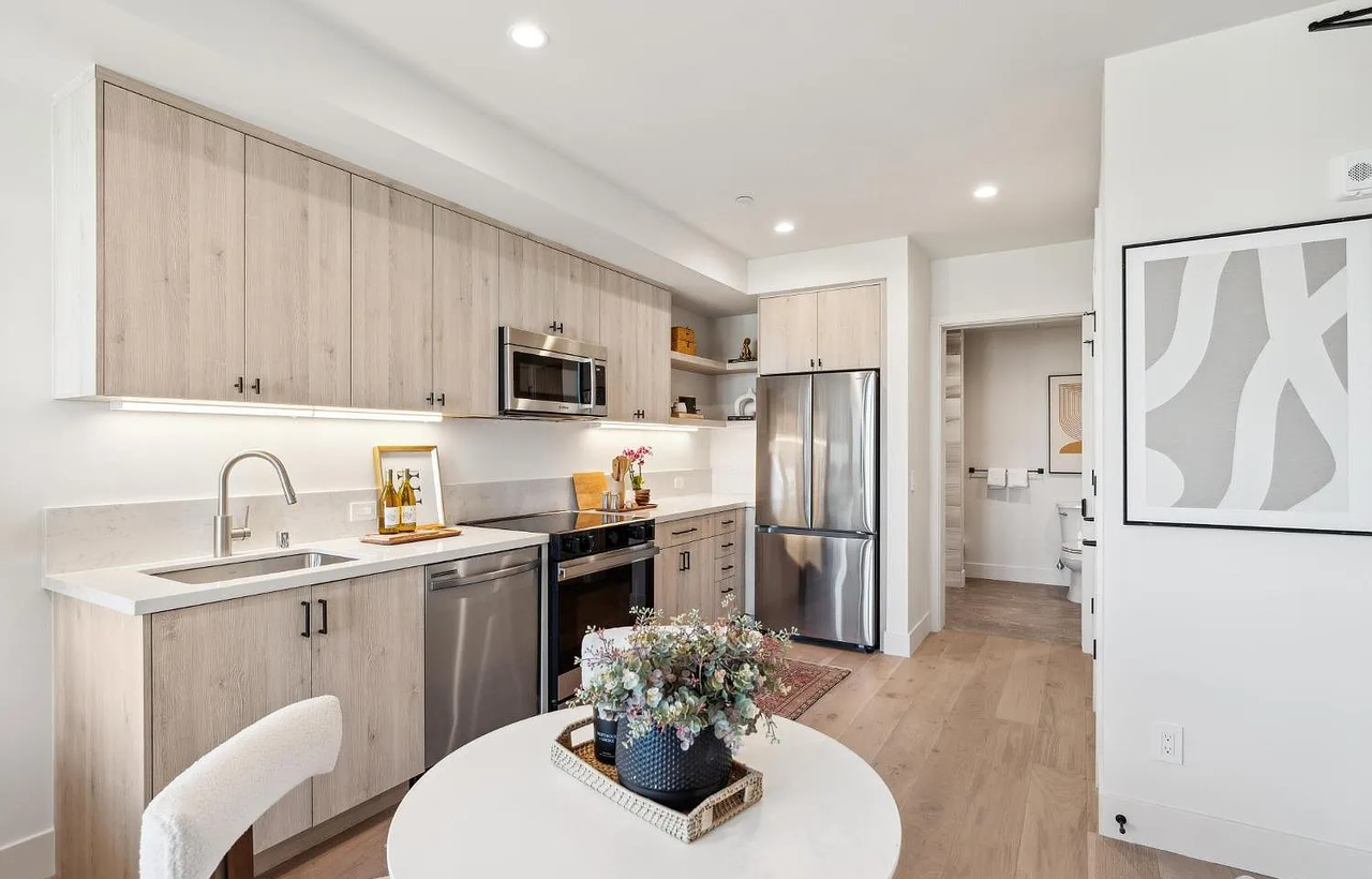 986 S Van Ness Ave #301 - Photo 2 of 5