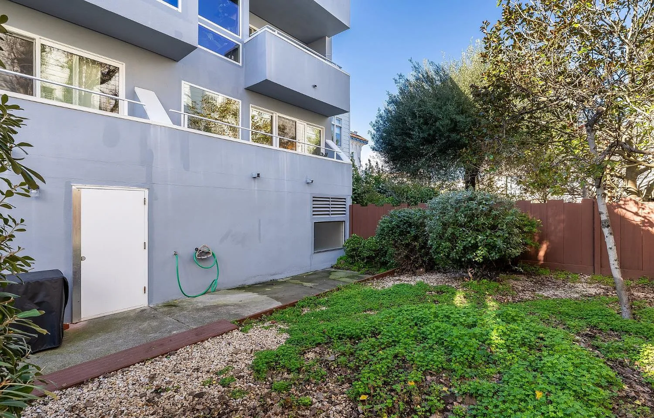 3044 Franklin St #102 - Photo 5 of 28