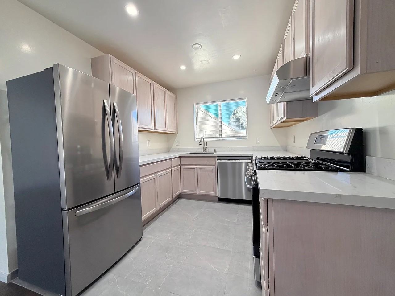 1412 S Citrus Ave #13 - Photo 3 of 11