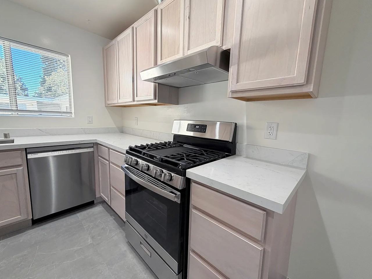 1412 S Citrus Ave #13 - Photo 4 of 11