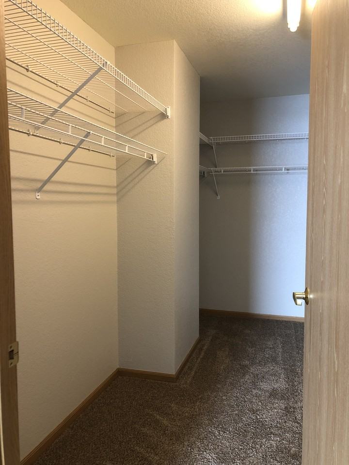 1047 Primrose Ln - Photo 4 of 15