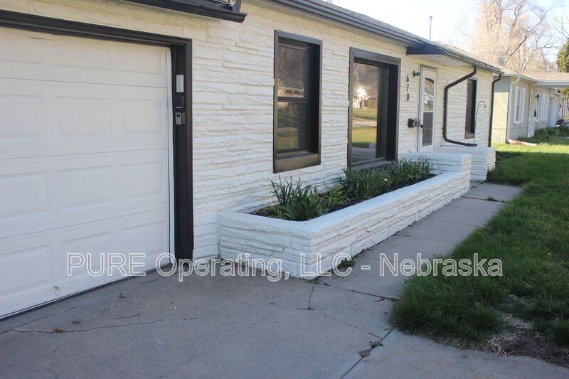 670 S 69th St - Photo 2 of 34