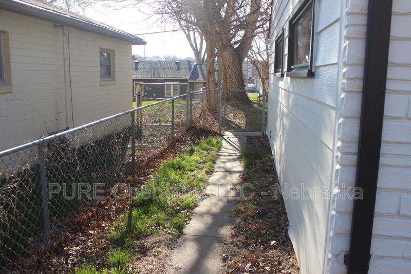 670 S 69th St - Photo 4 of 34