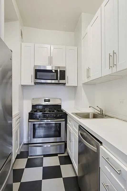 125 Riverside Dr - Photo 2 of 10