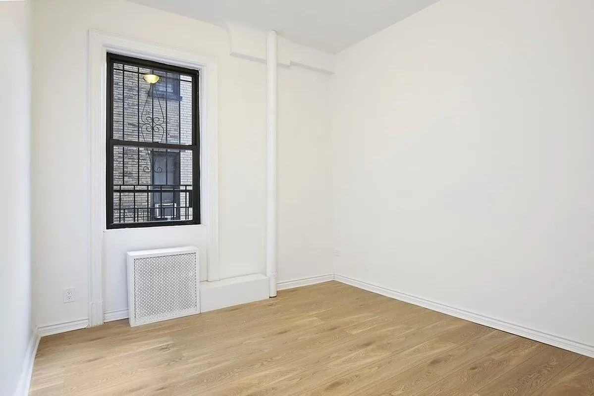 125 Riverside Dr - Photo 5 of 10