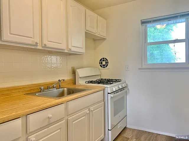 139 W Englewood Ave - Photo 5 of 8