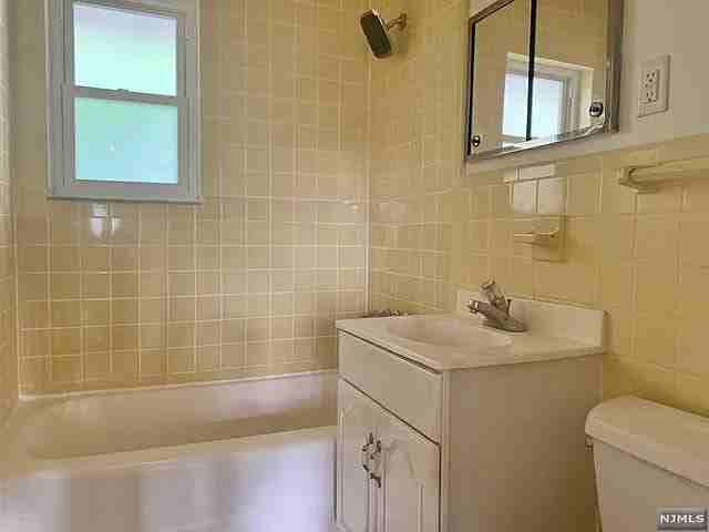 139 W Englewood Ave - Photo 6 of 8