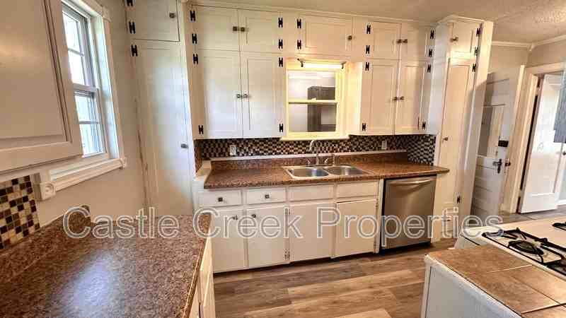 714 W Hurd St - Photo 3 of 10