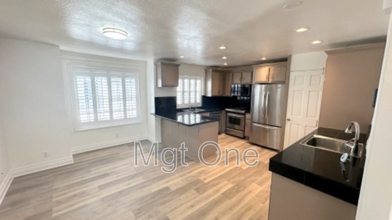 819 W 15th St - Photo 2 of 17