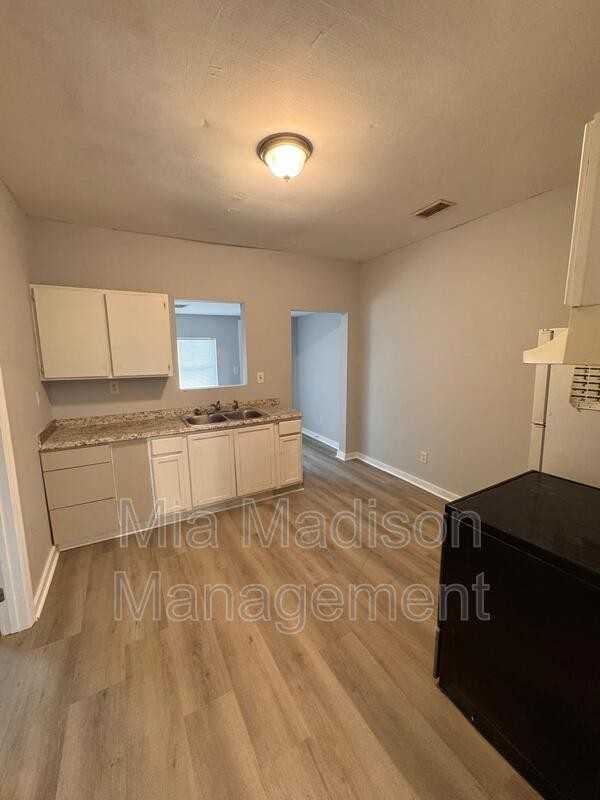 1423 Richards St - Photo 4 of 10